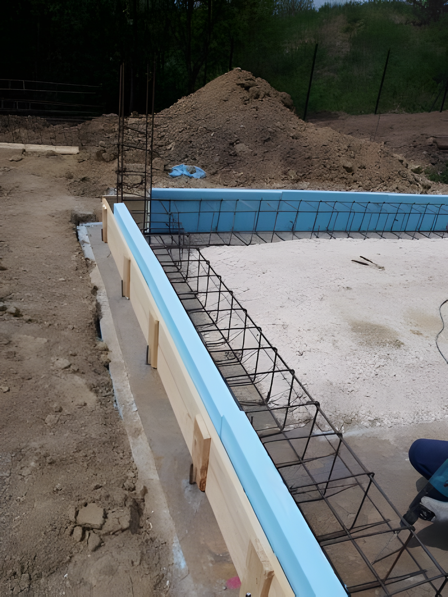 Alapozás - alaplemez zsaluzás, vasszerelés, szigetelés