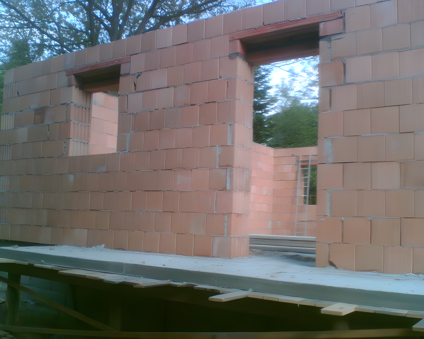 Lépcsőzetes áthidaló kialakítása vakolható tokos redőnyhöz