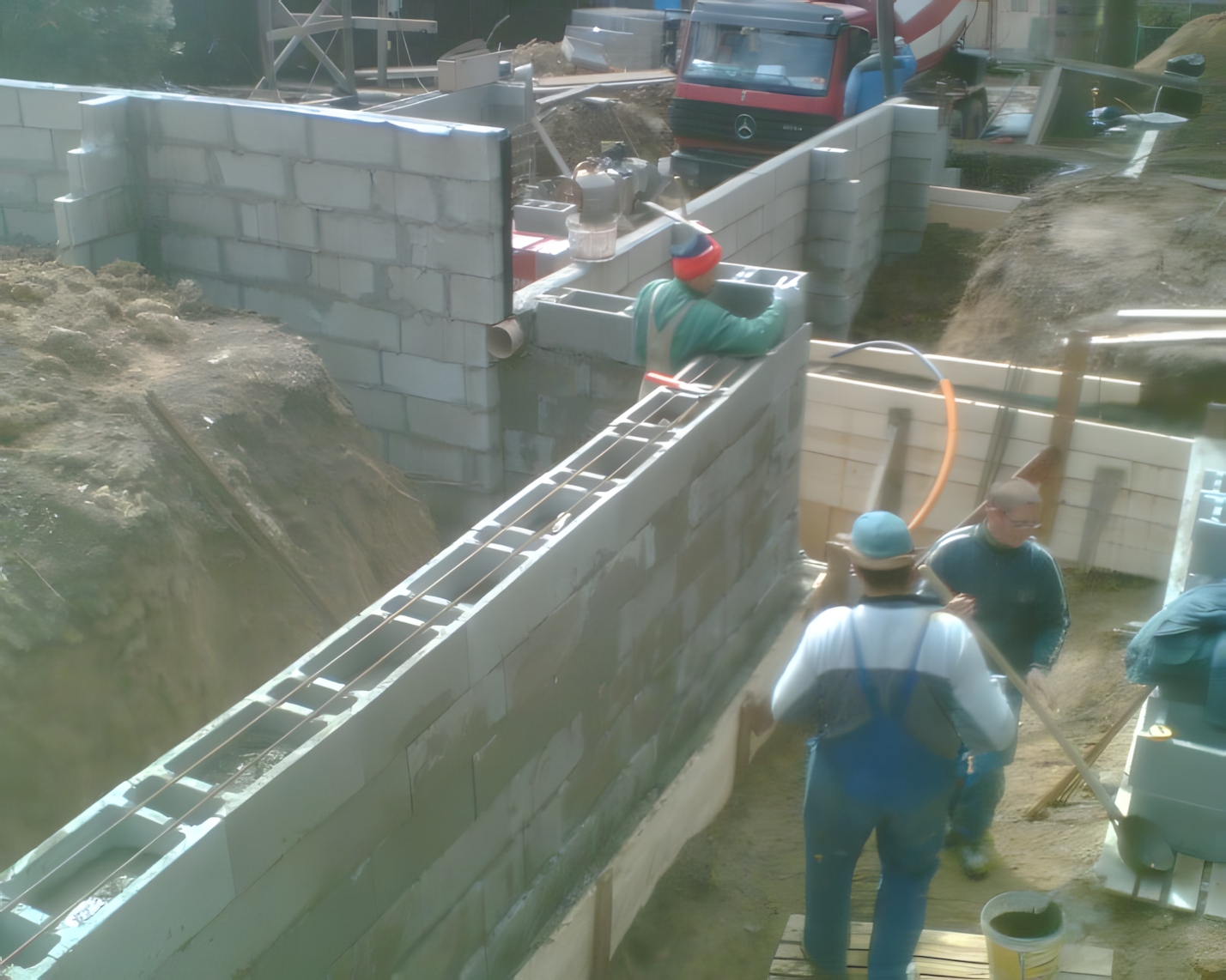 Pince falazás: zsalukő falazás vasacél